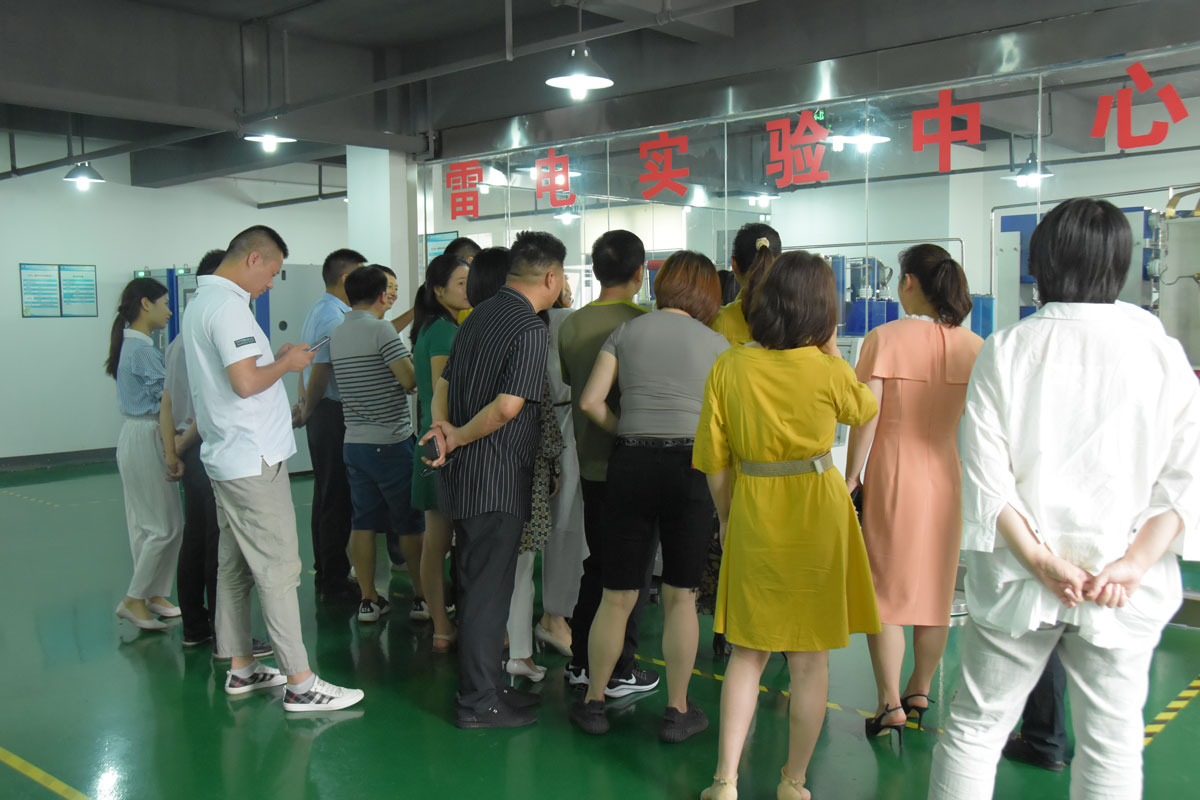 瑞士维多利亚大学MBA15-16班同学莅临爱体育官方网站防雷考察交流
